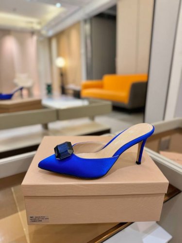 价格P： Gianvito Rossi 2025新款拖鞋 原版开发 顶级版本 代购品质 一双超美的大宝石搭配真丝尖头高跟拖鞋。大宝石在鞋面上闪耀，仿佛把银河踩在