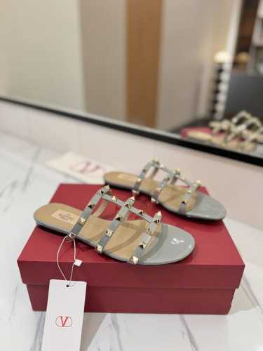出厂价： Valentino 华伦天奴铆钉 VT经典平底拖鞋，顶级复刻！侧身弧线完美，原版开模定制不生锈铆钉 特别有质感的五金衬托出满满的高级感，带给您正品级的