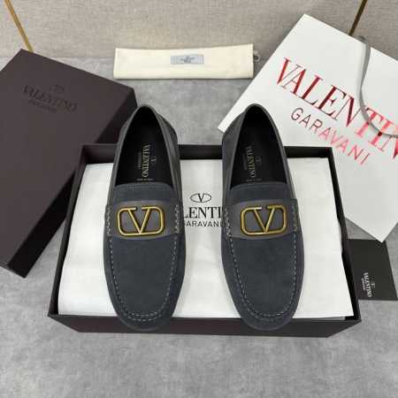 Vt家 新品驾车鞋 华伦～ 官网同步发售 经典款式包子鞋 纯手工缝制鞋面 鞋帮皮革鞋鞍处金属v字母粒扣徽标 懒人专属一脚蹬套脚包子鞋 精致手工缝线 做工细节堪比 - 点击图像关闭