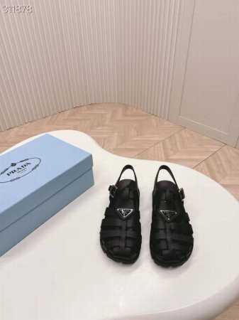 Prada 普拉达2024春夏新款凉鞋系列 经典三角扣猪笼凉鞋 经典升级 舒适度与时髦度并存 圆头设计搭配不同风格需求 鞋面：原版定制材质切割 羊皮 垫脚 大底 - 点击图像关闭