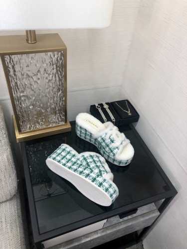 出厂价 高端品质 香家 2024秋冬羊毛拖、爆款来袭 顶级 品质、完美细节、市场最高版本、你值 拥 :Lvu 原版进口高密度发泡大底 进口皮毛一体羊毛进口香家布