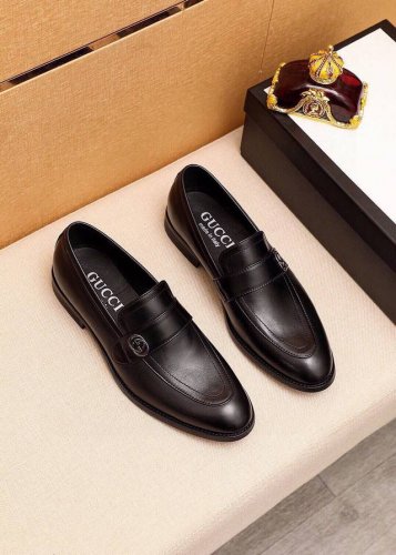 商品商标 Gucci 古驰 休闲皮鞋 正码码数: 39-44 38.45.46订制 商品材料 精选 进口头层小牛皮鞋面+原版五金扣 进口羊皮内里 强烈立体视觉效