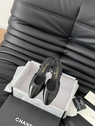 Chanel 经典slingback后空凉鞋 前几年一直在做这个款 今年我们还是重新购版，再次精细copy。 发现新版面的鞋面线条和形体舒适度都做了微调！ 这个