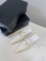 没有一双亚力山大王靴子还敢叫“腿精” AlexanderWang 亚力山大王最新骨感线条颜值出众，细节处的用心，加上解构的独到设计，采用开边珠牛皮，内里垫底全羊