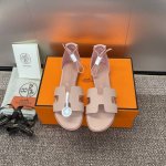 工厂价 爱马仕 Hermes 春夏经典款 Santorini 拼色工字拖女鞋 H家平底圆头一圈带露趾中空凉鞋 材质：进口小牛皮+水洗工艺牛仔布+水染羊皮水里+意