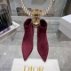 出厂 Dior.迪奥 靴子系列新款火热上场，上脚舒服，女人味十足 CD明星同款时尚尖头珍珠短靴 赋予这款鞋履舒适感与独特气质。 面料：软牛漆 羊绒 内里 垫脚：