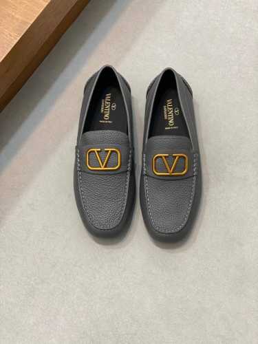 Vt家 新品驾车鞋 华伦～ 官网同步发售 经典款式包子鞋 纯手工缝制鞋面 鞋帮皮革鞋鞍处金属v字母粒扣徽标 懒人专属一脚蹬套脚包子鞋 精致手工缝线 做工细节堪比