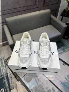 g I V E N C H Y 纪梵希新款 专柜同步 人手一双 不容错过 专柜买版 完全1:1 开模定制顶级版本 原版展示提供对比 让大货做到和原版0区别 实物