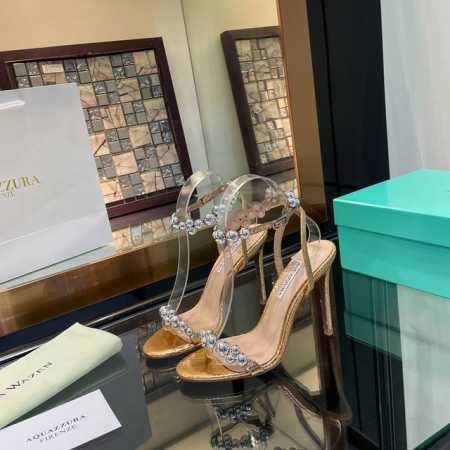 Aquazzura 2024 新款凉鞋 代购品质 鞋子面料采用原版定制漆皮包边。定制装饰扣制作。闪闪发光的电镀装饰扣高跟凉鞋 上脚超级有气质 交叉设计，时尚感满 - 点击图像关闭