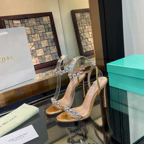 Aquazzura 2024 新款凉鞋 代购品质 鞋子面料采用原版定制漆皮包边。定制装饰扣制作。闪闪发光的电镀装饰扣高跟凉鞋 上脚超级有气质 交叉设计，时尚感满