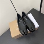 真皮底 Mm6马吉拉联名Cl红底鞋 Tabi分趾平底单鞋 Maison Margiela 与 Christian Louboutin 推出首个联名鞋履系列 原版