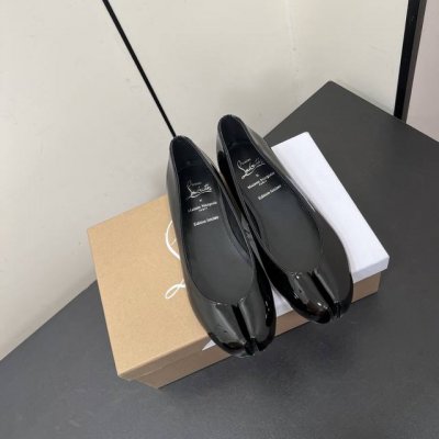 真皮底 Mm6马吉拉联名Cl红底鞋 Tabi分趾平底单鞋 Maison Margiela 与 Christian Louboutin 推出首个联名鞋履系列 原版
