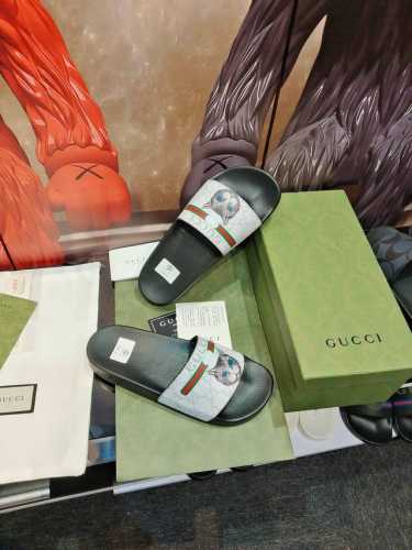 G 家高端男士夏季拖鞋，鞋面材质头层牛皮压印品牌logo，私模大底，细节完美，尽显大牌风范，休闲宽松舒适型，高品质精品，夏季必入哦！ Size：男38-46 女