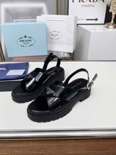 prada 普拉达 25Ss 春夏新款 凉鞋 简单的设计大概就是它最让人喜欢的点 不是烂大街的那种 很有自己的品牌个性 面料采用小牛皮 内里垫脚混种羊皮 跟高
