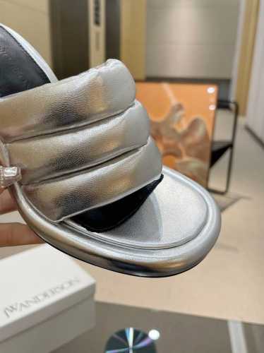 JW Anderson ] [ ]2024新款皮质玛丽珍高跟鞋已上线 ISN博主都在入手的Bumper 全新系列鞋履前卫蔓延、撞色圆形边饰为经典注入摩登基因 、