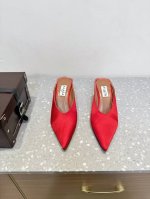 Alaia 阿莱雅 小众潮牌 25Ss春夏新款 夹趾 坡跟 拖鞋 这品牌这不用多说，是近两年最火之一的品牌，几乎博主人手一双！ 春天的季节就要到了，推荐这款随性