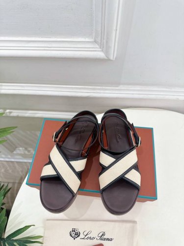 loro piana 乐悠翩雅 代购级别2025春夏新品 Leo平底露趾交叉凉鞋 lp是意大利顶级奢侈品牌 低调奢华 设计都是一贯纯色系 简单 细节巧妙 清新脱