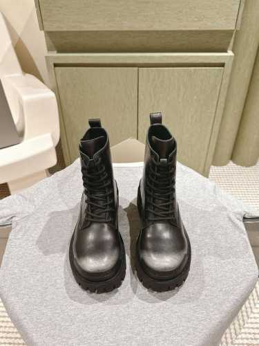 情侣款 巴黎世家新款黑色开边珠擦色厚底马丁靴靴，这款松糕厚底靴今年非常爆，穿上 增高 休闲两不失误，清爽的表现足以表达对鞋子的个个细节的把控， 面料：进口开边珠