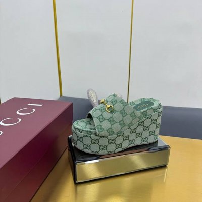 出厂价Pp 2025古奇春夏经典双Gg系列 品牌标识互扣式Gg刺绣厚底凉鞋 凉拖鞋 这款凉鞋由经典Gg帆布制作，一字宽幅绑带刺绣互扣式双G G搭配橡胶鞋底造型，