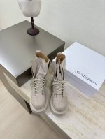 登山靴 J W 设计师品牌 女鞋 头层磨砂 牛皮 真皮包跟 档次满满 沙色登山系列 防滑大底设计 有着若隐若现的魅力。 元素的加入为精致的鞋体注入更多反叛和力量