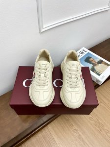 510 男10龙年限定顶级版本Guccirhyton运动系列复古情侣老爹鞋。老爹鞋有多火就不用说 很经典！从来不会过时～出入无压力～无敌百搭～上脚非常舒适～显高