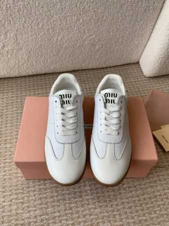 MiuMiu 24ss 秋冬新款 魔术贴 情侣 德训鞋 复古休闲鞋 最新款德训小白鞋，在找小白鞋还要复古的还要舒适的 还要那种德训鞋的可以看过来了 秋冬火爆款休 - 点击图像关闭