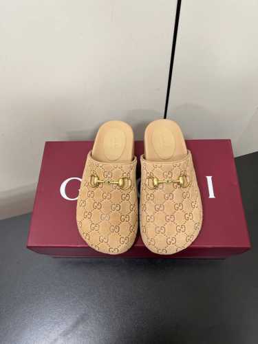 Gucci 25Ss 秋冬新款羊毛复古大头包头拖， 勃肯拖第一眼看到这个鞋子感觉不起眼，没有过多的装饰很简单 但带有点复古味呆萌可爱随意搭配都好看脚感要求高 的