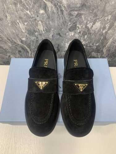 代购级 Prada 普拉达2024WA 秋季新款 平底乐福鞋采用厚实鞋底，匠制细节与当代元素增添活力，原版1-1开发 彰显经典魅力 面料:原版进口羊京 内里:牛