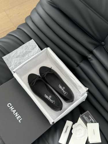 顶级品质 出厂价 Chane*｜小香万年经典拼色蝴蝶结芭蕾鞋 永恒的经典 名媛气质十足 香奶奶事时尚界当仁不让的领头人物 想必看到它的样子已经再熟悉不过了 我对