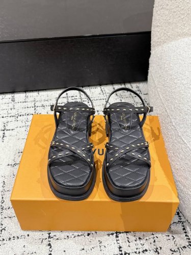 louis Vuitton 25 夏季新款 Maya系列 牛仔布 方头搭扣 一字带凉鞋 本款 Maya Flatform 凉鞋选用光滑牛皮革，牛仔布 令宽幅鞋带