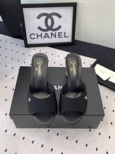 Chanel新款高跟凉拖鞋 高版本出货 这系列美得让人爱不释手 烫钻跟上脚显得很时髦 进口羊皮 羊京鞋面 羊皮垫脚 意大利真皮大底 Size: 35-39 40