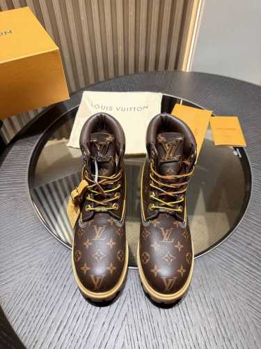 LV Ranger 联名老花马丁靴 情侣款及踝靴拼接正绒面革和 Monogram 提花织物，演绎都市惬意。宽幅织物鞋带和轻盈微型凸纹外底成就瞩目细节，LV 字母