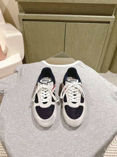 情侣款 男10 MIUMIU 缪缪新款德迅鞋~ 颜值担当火爆款做旧脏脏鞋 不得不入的一款～做旧时尚，简约高级 随意搭配上脚非常舒适，年度必入款！ 专柜最新走秀款