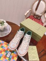 女款 蜗牛上新 Arrival Gucci tennis 1977 经典系列帆布鞋 火爆推荐款，G+1977×Disney 合系作列 GG帆布成制融品入牌元素
