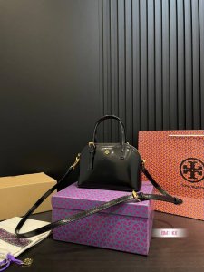 配折叠礼盒 Tb 托里伯奇贝壳包 超级洋气的一款 无须质疑 专柜爆款就是它 托里 伯奇 Tory Burch 是很受年轻人欢迎哦尺寸21*14