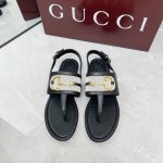 拖鞋 凉鞋 Gucci 古驰 25Ss最新夹趾拖鞋凉鞋 这款颇具辨识度 经典大D马衔扣细节 尽显别样魅力 设计融合传统灵感与现代百搭风格 优雅点缀造型 面料 牛