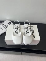 Loewe 罗意威 25Ss春夏最新款 平底 时装凉鞋 今年超火的品牌 好多明星网红时尚博主种草 喜欢这种风格的小仙女必须要入手哦 鞋头大头的设计 超级有味道