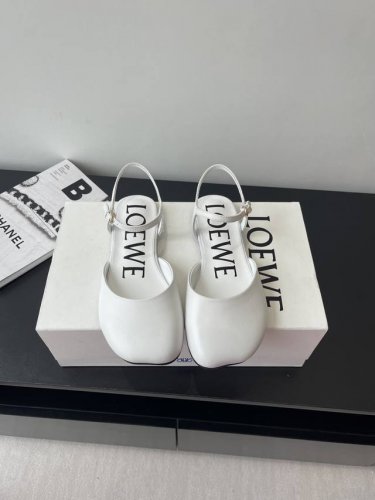 Loewe 罗意威 25Ss春夏最新款 平底 时装凉鞋 今年超火的品牌 好多明星网红时尚博主种草 喜欢这种风格的小仙女必须要入手哦 鞋头大头的设计 超级有味道