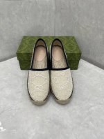 250 Gucci 女士新款 Jordaan Gg 渔夫鞋 Gucci Jordaan 草底渔夫鞋是跨越四季的标志性款式。经典造型在 Gg 刺绣钩针编织棉质最新