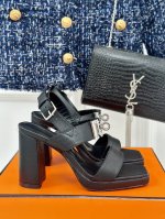 厂价 HermèS 爱马仕经典金属锁 扣防水台粗跟高跟凉鞋 极约复古的设计 浓厚的异域风情 时髦感十足、随便上脚都很有腔调 简简单单的款式随便搭配一下高级感就很