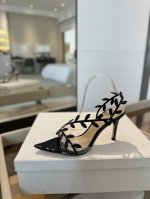 价格P： Gianvito Rossi 2025新款凉鞋 顶级版本 代购品质 这双尖头高跟漆皮树叶装饰女鞋，简直是我的心头爱！尖头的造型精致又时尚，尽显女性魅力