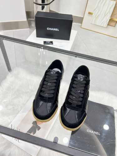 Chanel香奈儿2024专柜顶级休闲款运动鞋这款经典设计；鞋面多种工艺电绣的风格；大底却时尚运动；不平凡的拥入了多种配色元素多元化混搭非常好看百搭，休闲，时尚
