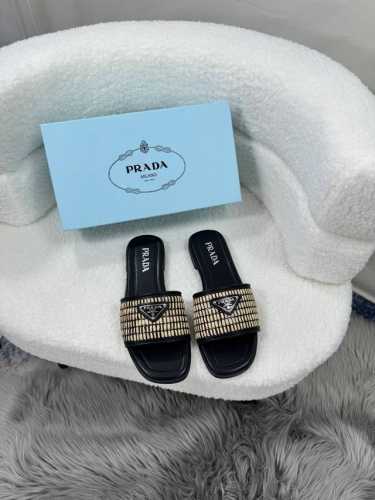橙子出厂价p prada 普拉达 春夏新款 编织平底拖鞋 一字拖 沙滩鞋 凉拖 酒椰纤维编织 标志性金属三角标搭配古沙滩凉鞋造型 每一个设计元素都踩在时髦点上