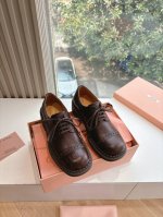 380G028Miu Miu 25Ss 缪缪春夏新款 方圆头 乐福鞋乐福鞋搭配制服，风行美国校园。学生为抗议校内着制服的规定，便将一枚硬币嵌入鞋身皮革饰带的凹槽