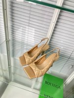 Bv 鱼嘴方头凉鞋经典凉鞋 经典杏色 面料内部添加高弹舒适海绵 电脑绣花车经典方格 个性舒适而不臃肿 内里选用小羊皮 舒适高端 高跟设计 符合人体工程学 不累脚