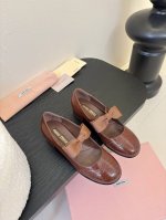 Miu Miu 25ss新款圆头乐福鞋 这款简约设计经典，饰以Miu Miu蝴蝶节细节。鞋面采用了进口 漆皮牛皮 羊皮衬里 鞋底采用进口真皮大底Size：#35