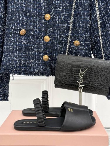 厂价 Miumiu25Ss春夏新品凉鞋 度假风满满 简单又复古 软绵绵的脚感真的太爱了！ 上脚轻盈舒适又时髦！ 面料采用原版定皮料 内里垫脚均为羊皮 原版开模定