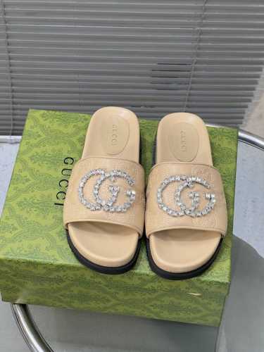 出厂 Gucci 新款双G水钻厚底拖鞋一字拖！ 面料：羊皮 内里：水染羊皮里 大底：原版防滑橡胶底 尺码：35-40 40定