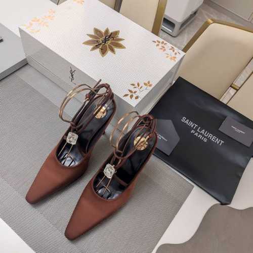 SAINT LAURENT ” SYL圣罗兰 顶级版本25SS众明星网红追捧的圆柱体细高跟，玻璃宝石小方头后空环踝高跟拖鞋。SYL 2025官方VIP 贵宾版金