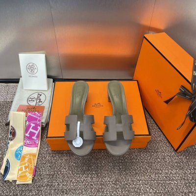 工厂价 爱马仕 Hermes 春夏经典款 Oasis 粗跟拼色工字拖女鞋 H家中跟圆头露趾凉拖鞋 材质：进口小牛皮+水染羊皮水里+意大利真皮大底 跟高:4.5C